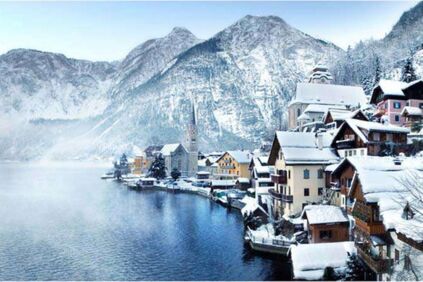 Das schneebedeckte Hallstatt im Winter
