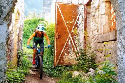 Der Radtrail führt durch die Ruine Wildenstein, vorbei an altem Gemäuer und eisernen Türen