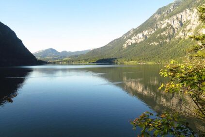 Der Hallstättersee mit leichten, kleinen Wellen, wolkenlosem Himmel und die hohen Berge sind ein besonderes Stück Natur
