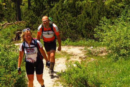 Zwei Wanderer auf dem Weg zur Goiserhütte