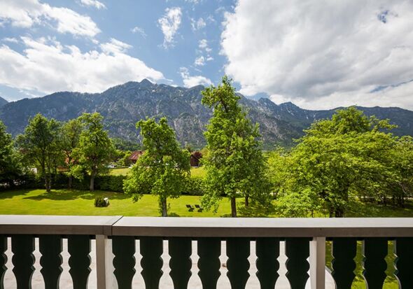 From the balcony you have an impressive view of the green garden and the Salzkammergut mountains