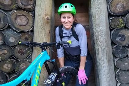 Mundloch – alter Steinbergstollen: Eine Frau steht mit ihrem Fahrrad vor einem alten Stollen aus dem Jahr 1567