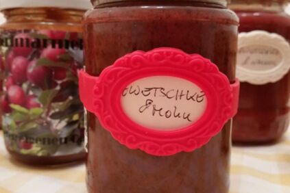 Ein Glas hausgemachter Zwetschgenmarmelade