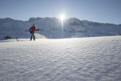 Eine Schneeschuhwanderin im Tiefschnee