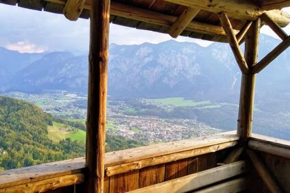 Eine kleine Warte aus Holz steht auf einem Berg mit einem Ausblick auf das Goiserer Tal