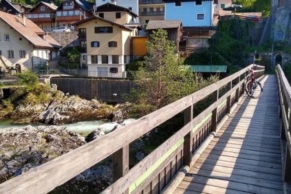 Eine Holzbrücke über die Traun
