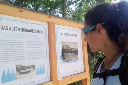 Infotafel über das alte Bergbauzentrum und Moosberghäuser