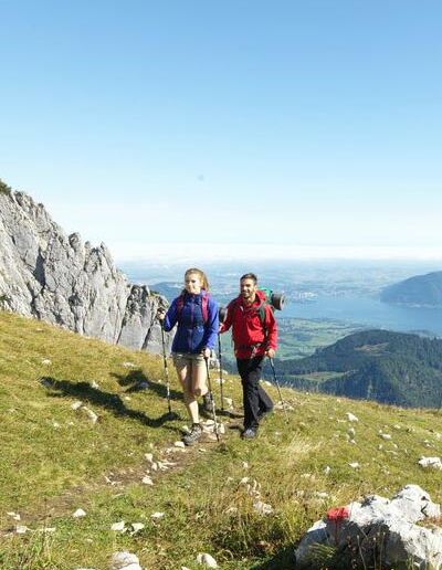 Ein Paar wandert an einem schönen Tag den Berg hinauf