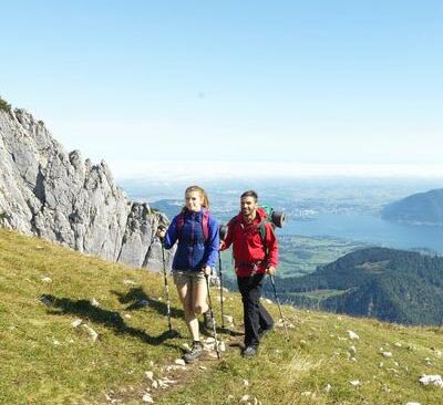 Ein Paar wandert an einem schönen Tag den Berg hinauf