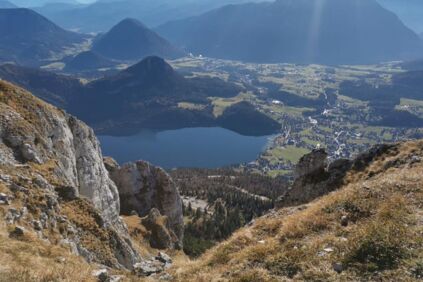 Der Ausblick hinab vom Berg auf den nahen See und das Umland