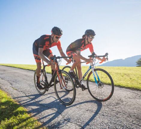 Eine Frau und ein Mann fahren Rennrad