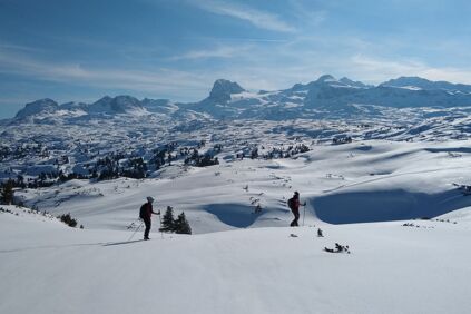 Zwei Menschen machen eine Skitour am schneebedeckten Dachstein