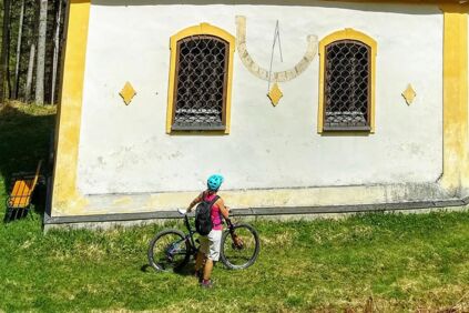 Ein kleines Bergkirchlein mit Sonnenuhr