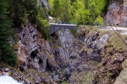 Die wilde Waldbach stürzt neben dem Wanderweg hinab ins Tal