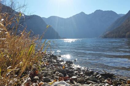 Einstellung auf den, in der Sonne glitzernden Hallstättersee