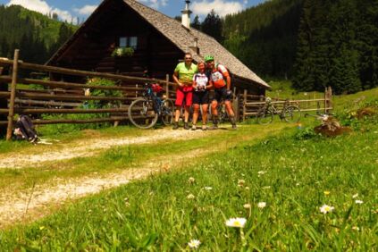 Radfahrer vor der Iglmoosalm bei Gosau