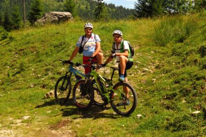 Zwei E-Biker auf ihrem Weg zur Postalm