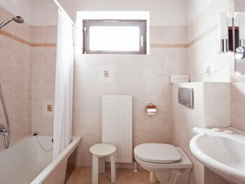 Ein helles Badezimmer mit Badewanne im Landhotel Agathawirt