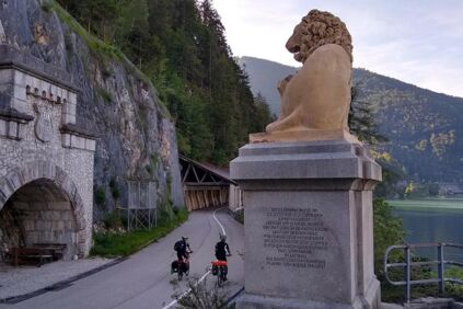 Löwenstatue am Ufer des Traunsees