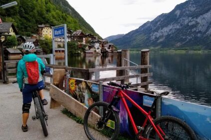 Elke Rabeder hält an der Schiffsanlegestelle in Hallstatt