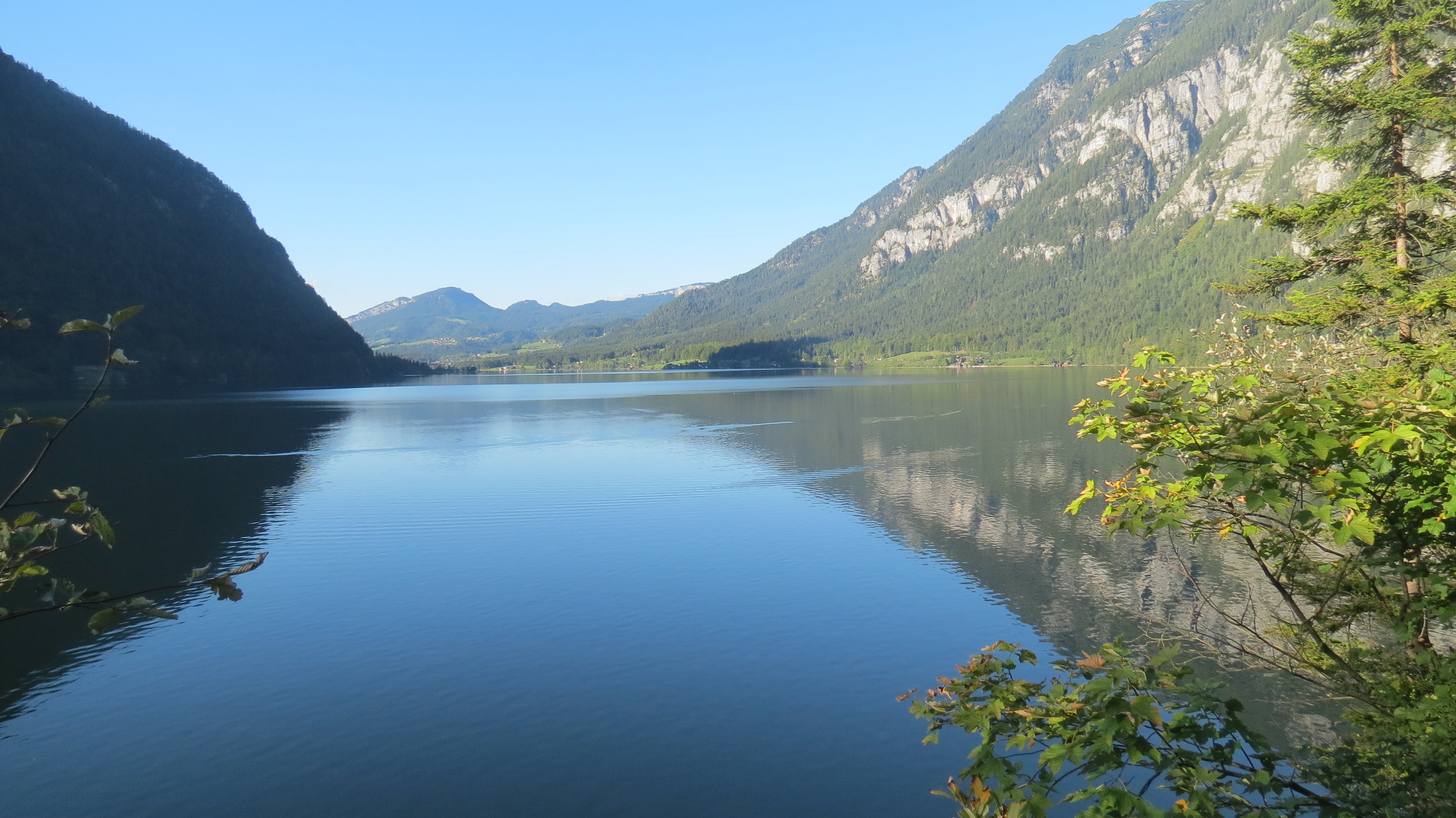 Der hallstättersee im Sonnenschein