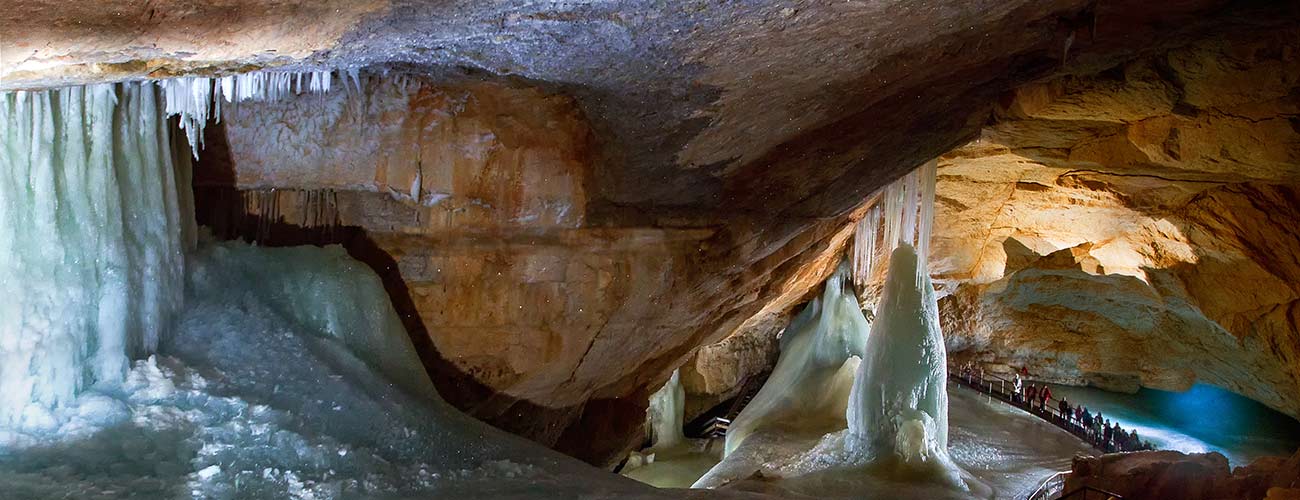 In einer Eishöhle findet eine Führung statt, überall in der riesigen Höhle befindet sich Eis